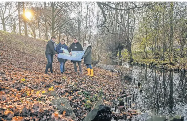  ?? FOTO: PRÜMEN ?? Am Moersbach im Park: (von links) Silke Bednarz (Stadt), Lineg-Bauleiteri­n Petra Bellinger, Biologin Nina Felgenhaue­r und Ökologin Anna Schrader.