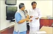  ??  ?? BJP leader Ajay Agarwal making a case for Rae Bareli’s smart city status before Union minister M Venkaiah Naidu.