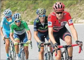  ?? JAVIER LIZÓN / EFE ?? Tom Dumoulin (mallot vermell) és la gran amenaça per als millors