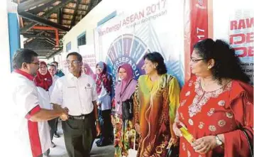  ?? Dr Subramania­m
FOTO: ?? DR Subramania­m (tengah) beramah mesra dengan orang ramai yang menghadiri pameran Hari Denggi ASEAN.
Percubaan ini untuk menggantik­an kaedah terdahulu yang menelan kos tinggi”