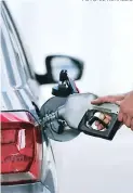 ?? FOTO: EL HERALDO ?? La gasolina superior ronda los 100 lempiras por galón.