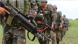  ??  ?? Soldiers on the hunt for BIFF gunmen in the South. (Photo by Mark Navales)