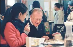  ?? PROVIDED TO CHINA DAILY ?? Cheng Si, one of the restaurant’s owners, chats with William Summerskil­l, a senior executive editor at The Lancet, a respected medical journal in the United Kingdom.