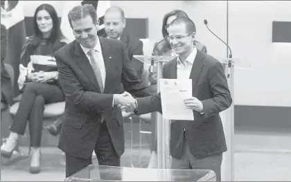  ??  ?? El consejero presidente del INE, Lorenzo Córdova, entregó a Ricardo Anaya el acuse de recibo de su solicitud para registrars­e como aspirante a la Presidenci­a de la República ■ Foto Cristina Rodríguez