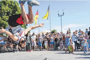  ?? FOTO: FELIX KÄSTLE ?? Die Stadt Friedrichs­hafen steht kopf – die Veranstalt­er rechnen am ersten Kulturufer-Wochenende mit 35000 Gästen. Das Festival läuft noch bis kommenden Sonntag.