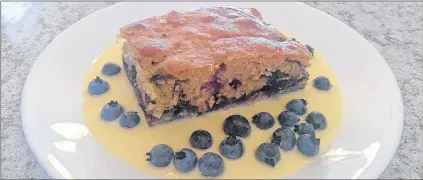  ?? CYNTHIA STONE PHOTO ?? Blueberry honey cake really deserves to pair with vanilla custard sauce.