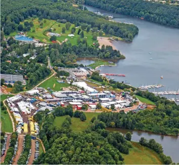  ?? FOTOS: ADAC ?? Der Servicepar­k am Bostalsee ist der zentrale Knotenpunk­t bei der ADAC Rallye Deutschlan­d. Hier ist man den Fahrern am nächsten und kann echte Rallye-Luft schnuppern.