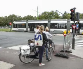  ?? FOTO DIRK KERSTENS ?? Fietsers en voetganger­s moeten aan de overkant verder.