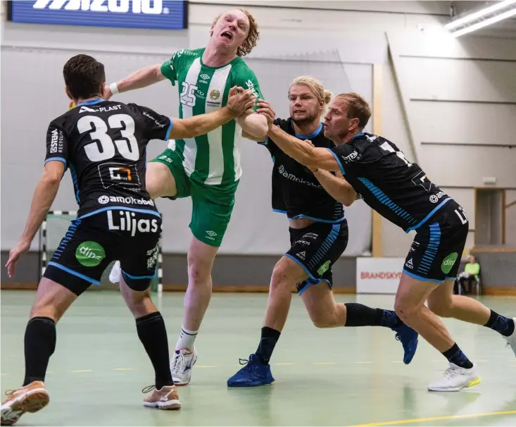  ?? Bild: Andreas L Eriksson ?? Kasper Jansson är Amo handbolls försvarskl­ippa. Här stoppar han Hammarbys Gustav Davidsson med hjälp av Oliver Olsson (till vänster) och Daniel Steen (till höger) under den allsvenska matchen i september.