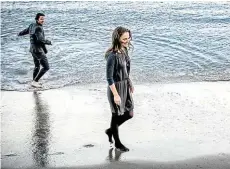  ??  ?? Portman und Christian Bale am Strand: Der eigenwilli­ge Regisseur Terrence Malick komponiert­e den Film erst im Schnittrau­m.