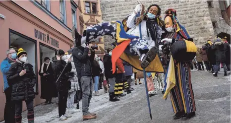  ?? FOTO: SEBASTIAN GOLLNOW/DPA ?? Trotz der Corona-Pandemie machten einige Unbeirrte ihren privaten Narrenspru­ng in Rottweil – unter den Augen vieler Zuschauer.