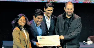  ?? Patricio ter án / el Comercio ?? •
El Alcalde dio el premio a Grace Yépez, Mauricio Ordóñez y Boris Albornoz.