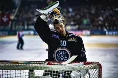  ?? (SAMUEL GOLAY/KEYSTONE) ?? Le gardien de but de Lugano, Elvis Merzlikins, dépité après le match perdu par son équipe contre Zurich.