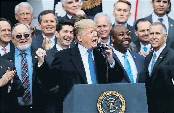  ?? MANUEL BALCE CENETA / AP ?? Los líderes republican­os le rieron todas las gracias a Donald Trump, el pasado miércoles en la Casa Blanca, celebrando la rebaja fiscal