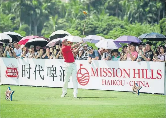  ?? POWER SPORT IMAGES / GETTY ?? El actor Wang Zhiwen golpeando la bola durante el World Celebrity Pro-Am 2016 de Mission Hills, en octubre en Haiku