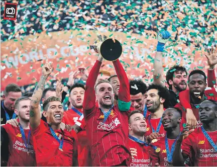  ?? KARIM JAAFAR / AFP ?? Celebració­n. Jordan Henderson levantó el trofeo que acredita al Liverpool como el mejor equipo del mundo. El cuadro inglés consiguió esta corona tras tres intentos fallidos.