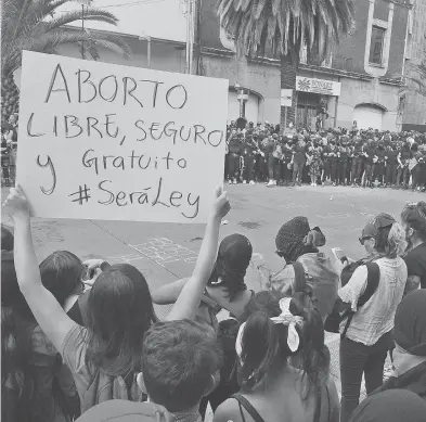  ?? ARCHIVO ADRIÁN VÁZQUEZ ?? Marcha feminista en favor de la despenaliz­ación del aborto en la Ciudad de México