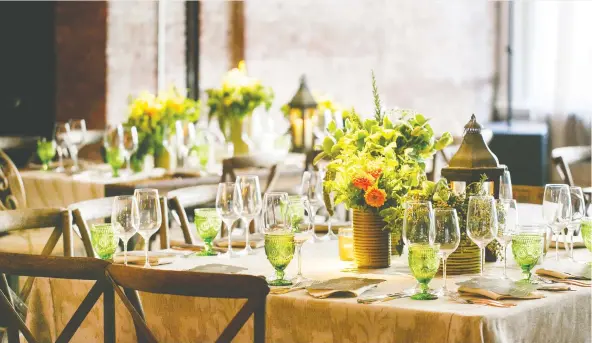  ?? A GREAT PARTY: DESIGNING THE PERFECT CELEBRATIO­N ?? Green goblets add a splash of colour and depth to the table setting at a Manhattan wedding.