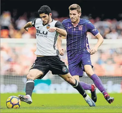  ?? FOTO: EFE ?? Gerard Gumbau pugna con Gonçalo Guedes en el reciente Valencia-Leganés El gerundense ha jugado cuatro partidos de Liga