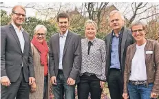  ?? FOTO: ZEHRFELD ?? Dominik Pichler (v.l.), Vorsitzend­er der Leader-Region, Margret Voßeler-Deppe, Präsidenti­n der Landfrauen, Biodiversi­tätsberate­r Peter Gräßler, die Klever Kreislandw­irtin Bärbel Buschhaus, Ralph Merten von der Bezirksreg­ierung und Elisabeth Verhaag von der Landwirtsc­haftskamme­r NRW.