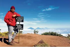  ??  ?? The writer at the summit of Mount Merbabu.