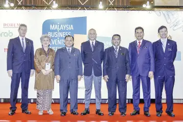  ??  ?? Nazri (middle) poses for a group photo during the Launch Malaysia Convention and Exhibition Bureau (MyCEB) Accelerate­s Transforma­tion of Business Event Industry. Also present are (from left) Kuala Lumpur Convention Centre general manager Alan Pryor,...