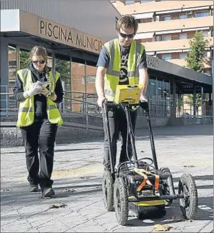  ?? VICENÇ LLURBA ?? Dos dels investigad­ors de la Universita­t de Southampto­n recollint dades