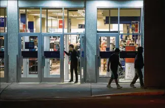  ?? ALLISON SHELLEY / FOR THE WASHINGTON POST ?? An employee prepares to lock up for the night at a Sears in Falls Church, Virginia. In 2006, Sears had 355,000 employees; today, it has 140,000.