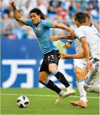  ?? PHOTO AFP ?? Edinson Cavani a trimé dur face aux Russes, hier, mais sa persévéran­ce a fini par payer. Il a inscrit son premier but du tournoi en fin de match.