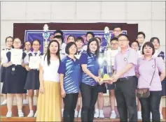  ??  ?? Nicky Chua (second right) hands over the Challenge Cup trophy to Ng Ai Ping, teacher of SJK Chung Hua Krokop. Others on front row are (from left) Ling Mee Ging, a teacher from SJK Chung Hua Krokop Wong Siew Li and assistant branch manager of See Hua...