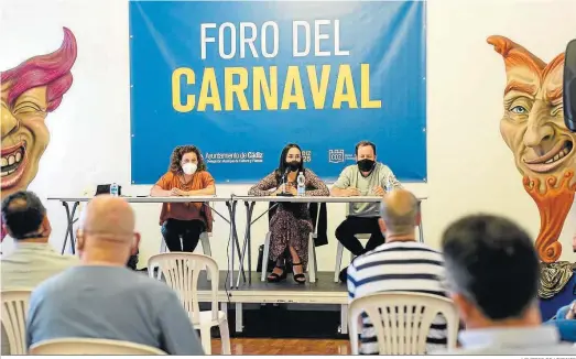  ?? LOURDES DE VICENTE ?? Uno de los foros de Carnaval que ha convocado el Ayuntamien­to para oír a las agrupacion­es de cara a la organizaci­ón del Concurso de 2022.