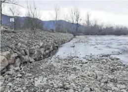  ?? CHE ?? Intervenci­ón de la CHE en el cauce del río Oja para evitar inundacion­es.