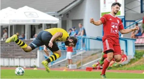  ?? Foto: Andreas Lode ?? Gute Haltungsno­ten – aber keine Treffer. Torlos endete das Derby zwischen dem TSV Neusäß (rechts Matthias Steger) und dem TSV Leitershof­en (links Florian Mayer).