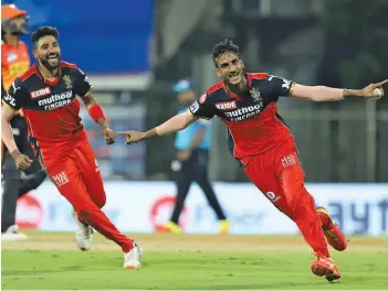  ?? — IPL ?? RCB left-arm spinner Shahbaz Ahmed (right) celebrates a Sunrisers wicket.