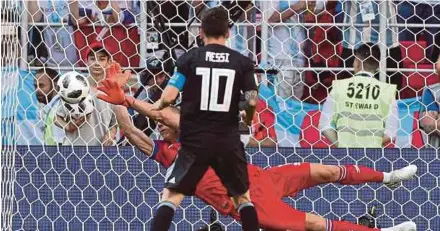  ??  ?? Iceland goalkeeper Hannes Halldorsso­n saves Lionel Messi’s penalty during their Group D match at the Spartak Stadium in Moscow on Saturday as the minnows held Argentina to a draw. Reuters Pic