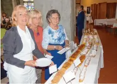  ?? Foto: Jutta Kaiser Wiatrek ?? 50 Meter Strudel verteilten Marlene Mohr, Marianne Keller, und Annemarie Schmid an die hungrigen Kirchenbes­ucher.