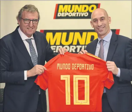  ??  ?? Luis Rubiales, con Santi Nolla El director de Mundo Deportivo recibió una camiseta de la selección con el nombre del diario