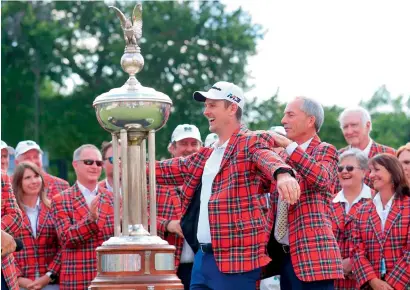  ?? AFP ?? Fort Worth Invitation­al tournament chairman Rob Hood presents a jacket to Justin Rose after he won the event by three strokes. —