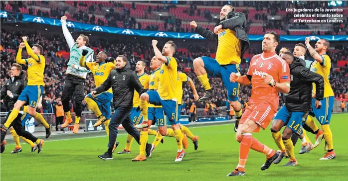  ??  ?? Los jugadores de la Juventus celebran el triunfo sobre el Tottenham en Londres