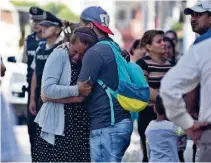  ?? VÍCTOR SERRANO ?? ► Afuera de la vivienda estaban familiares, que llegaron ayer al enterarse del incendio y el fallecimie­nto de la pareja.