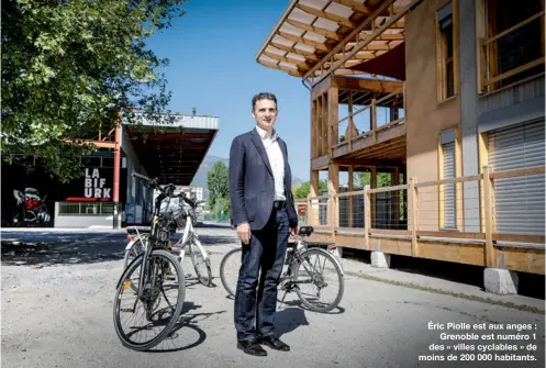  ??  ?? Éric Piolle est aux anges :
Grenoble est numéro 1 des « villes cyclables » de moins de 200 000 habitants.