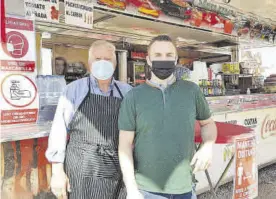  ??  ?? Pedro Chacón y su hijo, en uno de los puestos de comida.