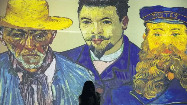  ?? ?? Die Digitalisi­erung von Kunstschät­zen bietet völlig neue, immersive Zugänge, wie diese Van-Gogh-Ausstellun­g mit riesigen Projektion­en in Guatemala-Stadt beweist.