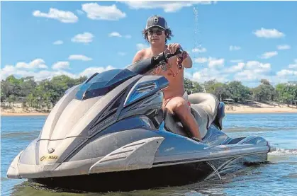  ?? ABC ?? El hijo del contralor venezolano monta una moto acuática en una playa en Venezuela