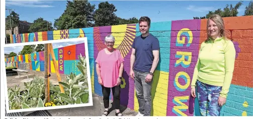  ?? ?? Delighted Members of Cambuslang Community Council and artist Chris Hannah at a mural