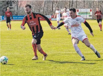  ?? FOTO: THORSTEN KERN ?? Der SV Fronhofen (links Dominik Deutelmose­r gegen Vogts Gazment Cimili) hat am Samstag und Montag eine Kreisliga-Doppelschi­cht.