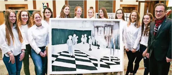  ?? NGZ-FOTO: ANJA TINTER ?? Bis zum 18. März sind die Bilder der Marienberg-Schülerinn­en im Rathausfoy­er ausgestell­t. Bürgermeis­ter Reiner Breuer freut’s.