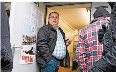  ?? FOTO: BEREND/IMAGO ?? Der Chef der Essener Tafel, Jörg Sartor, steht wegen des Aufnahmest­opps für Ausländer in der Kritik. Er hat aber auch Unterstütz­er.