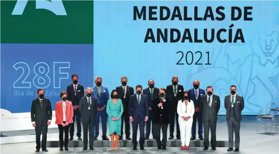  ?? KIKO HURTADO ?? Los galardonad­os con las Medallas de Andalucía y el título de Hijo Predilecto, junto al presidente de la Junta, Juanma Moreno, y la presidenta del Parlamento, Marta Bosquet