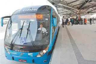  ??  ?? O BRT Transolímp­ico começou a funcionar para o público dos Jogos, ligando Deodoro ao Parque da Barra